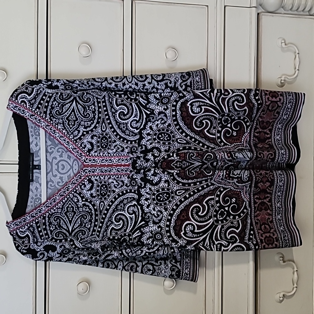 White House Black Market M Medium Tunic Top Black White Pink Embroidered